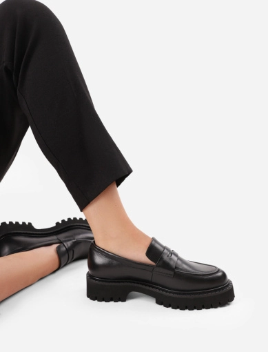 Женские туфли лоферы черные кожаные фото 1