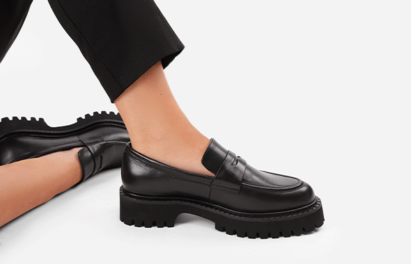 Жіночі туфлі лофери шкіряні чорні фото 