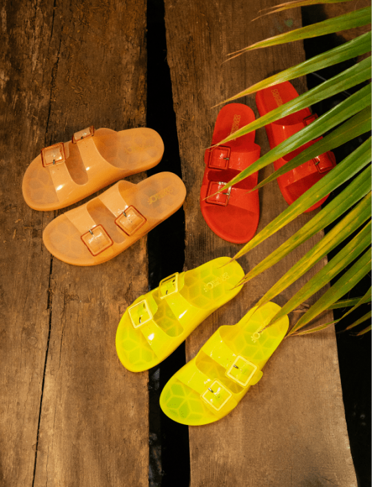 На пляж: яркие шлепанцы и сандалии для летнего отдыха