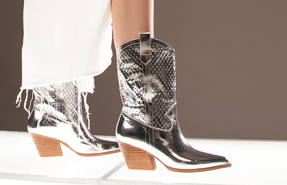 Жіночі черевики козаки MIRATON шкіряні срібного кольору фото 