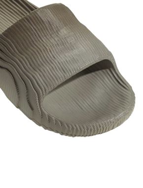 Мужские шлепанцы Adidas Adilette 22 резиновые серые - фото 6 - Miraton