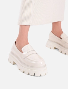 Жіночі туфлі лофери MIRATON білі лакові - фото  - Miraton