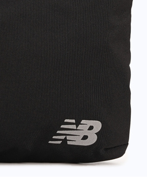 Чоловіча сумка месенджер New Balance тканинна чорна - фото 7 - Miraton
