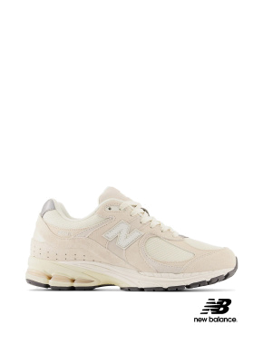 Жіночі кросівки New Balance 2002 замшеві бежеві - фото 1 - Miraton