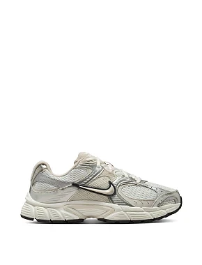 Жіночі кросівки Nike V5 Rnr текстильні бежеві - фото 1 - Miraton