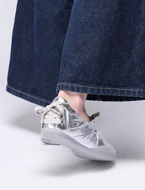 Женские кроссовки кожаные серебряного цвета - фото 7 - Miraton