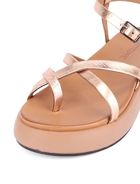 Жіночі сандалі шкіряні золотого кольору - фото 4 - Miraton