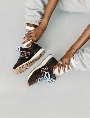 Женские кроссовки New Balance W57474P замшевые коричневые - фото 1 - Miraton