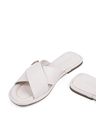 Женские шлепанцы Attizzare кожаные рисового цвета - фото 3 - Miraton