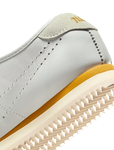 Женские кроссовки Nike Cortez кожаные бежевые - фото 7 - Miraton