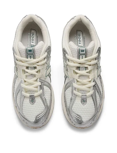Женские кроссовки New Balance 1906 из экокожи серебряного цвета - фото 3 - Miraton