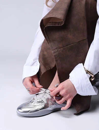 Женские кроссовки кожаные серебряного цвета - фото 9 - Miraton