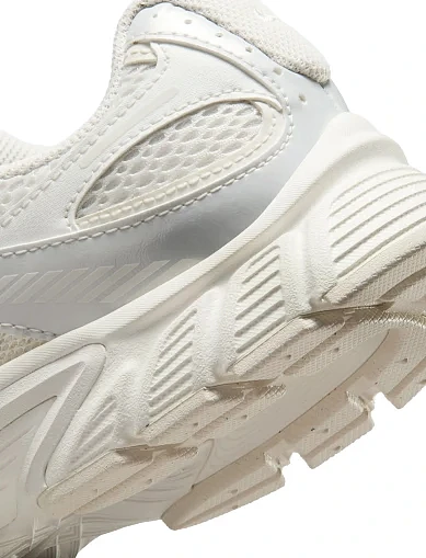 Жіночі кросівки Nike V5 RNR SIB з екошкіри бежеві(IQ0276-030) - фото 4 - Miraton