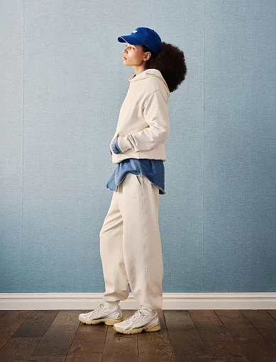 Женские кроссовки New Balance U7403OO из экокожи бежевые - фото 2 - Miraton