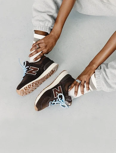 Женские кроссовки New Balance W57474P замшевые коричневые - фото 2 - Miraton