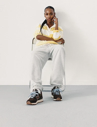 Женские кроссовки New Balance W57474P замшевые коричневые - фото 5 - Miraton