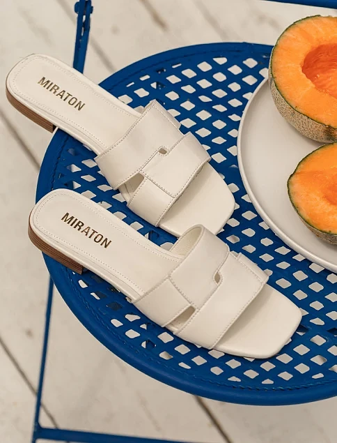 Женские шлепанцы MIRATON кожаные рисового цвета - фото 1 - Miraton