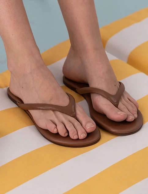 Женские шлепанцы MIRATON кожаные коричневые - фото 2 - Miraton