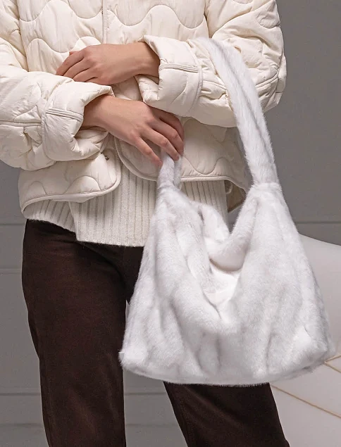 Женская сумка через плечо MIRATON из меха белая - фото 2 - Miraton