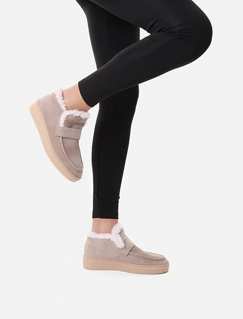 Женские ботинки лоферы Attizzare велюровые бежевые - фото 1 - Miraton