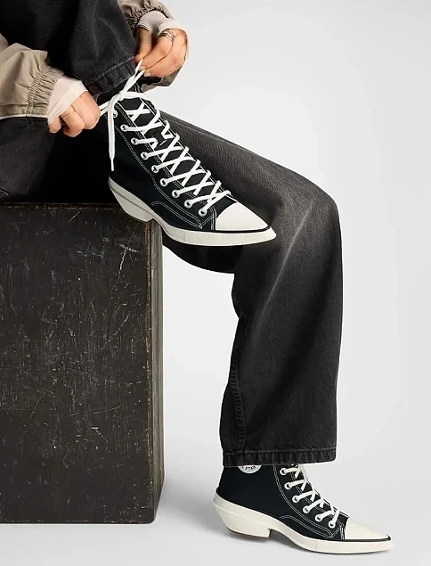 Жіночі черевики Converse CHUCK 70 DE LUXE POINTED HI текстильні чорні - фото 9 - Miraton