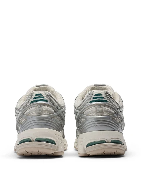Женские кроссовки New Balance 1906 из экокожи серебряного цвета - фото 4 - Miraton