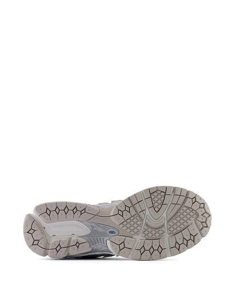 Женские кроссовки New Balance 1906 из экокожи серебряного цвета - фото 6 - Miraton