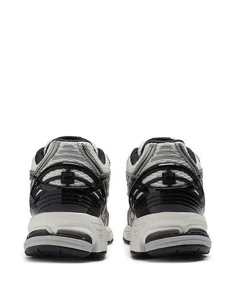 Женские кроссовки New Balance 1906 из экокожи серебряного цвета - фото 4 - Miraton