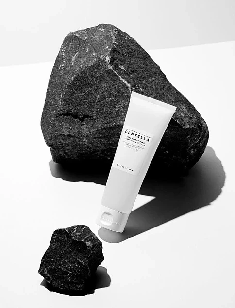 Очищаюча гель-пінка для вирівнювання тону обличчя Skin1004 Madagascar Centella Tone Brightening Clea - фото 2 - Miraton