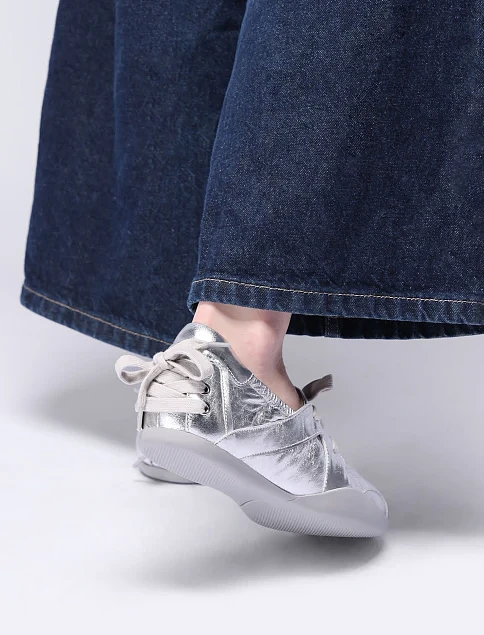 Женские кроссовки кожаные серебряного цвета - фото 8 - Miraton