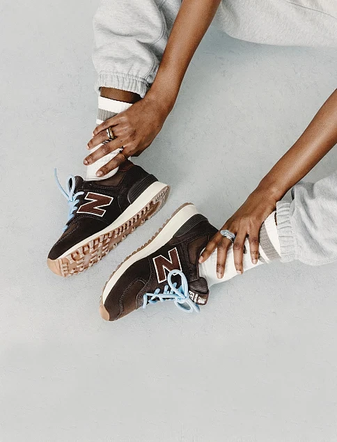 Женские кроссовки New Balance W57474P замшевые коричневые - фото 2 - Miraton