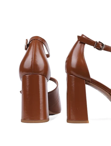 Жіночі туфлі Attizzare лакові бежеві - фото 2 - Miraton