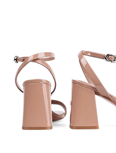 Жіночі босоніжки Attizzare лакові бежеві - фото 2 - Miraton