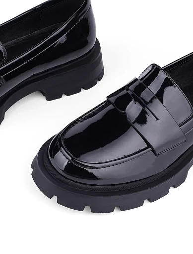 Жіночі туфлі лофери MIRATON з наплаку чорні - фото 6 - Miraton