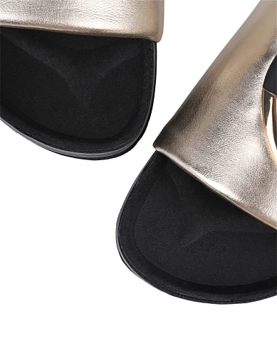 Жіночі шльопанці Love Moschino шкіряні золотого кольору - фото 5 - Miraton