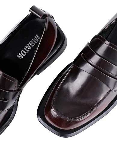 Жіночі туфлі лофери MIRATON шкіряні бордові - фото 5 - Miraton