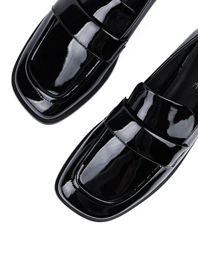 Жіночі туфлі лофери Attizzare з наплаку чорні - фото 5 - Miraton