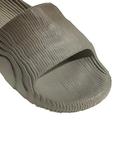 Жіночі шльопанці Adidas Adilette 22 гумові сірі - фото 7 - Miraton