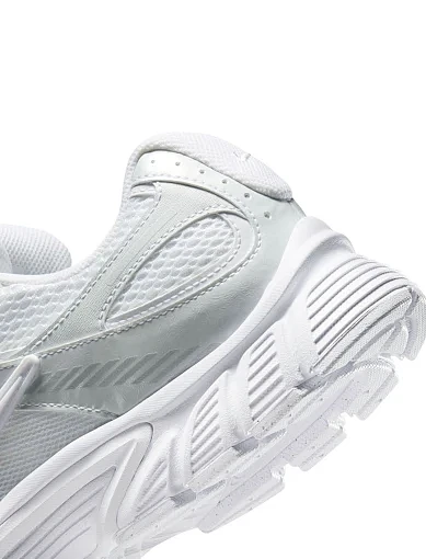 Жіночі кросівки Nike V5 Rnr текстильні білі - фото 9 - Miraton