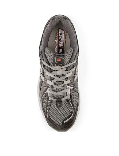 Жіночі кросівки New Balance 1906 з екошкіри срібного кольору - фото 4 - Miraton