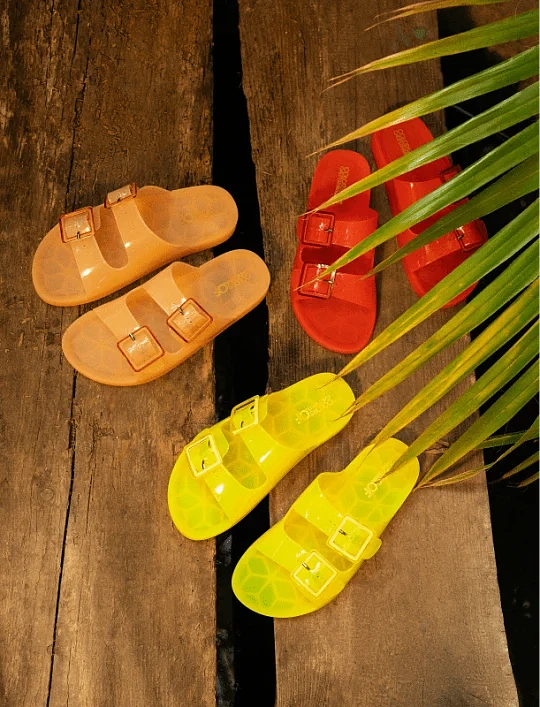 На пляж: яркие шлепанцы и сандалии для летнего отдыха