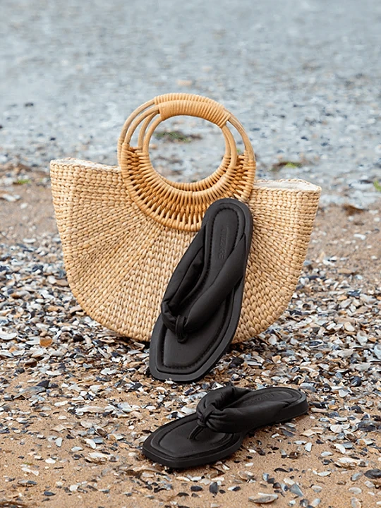 С чем носить вьетнамки в этом сезоне: самые трендовые образы лета