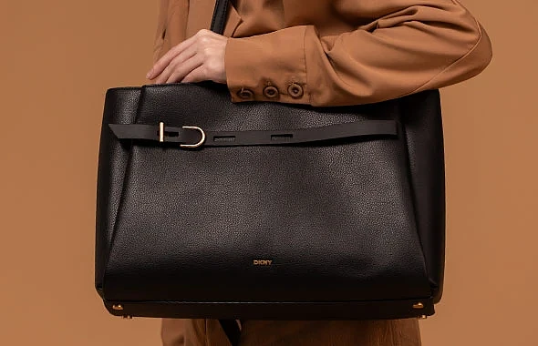 Женская сумка тоут DKNY кожаная черная с декоративным ремнем фото 
